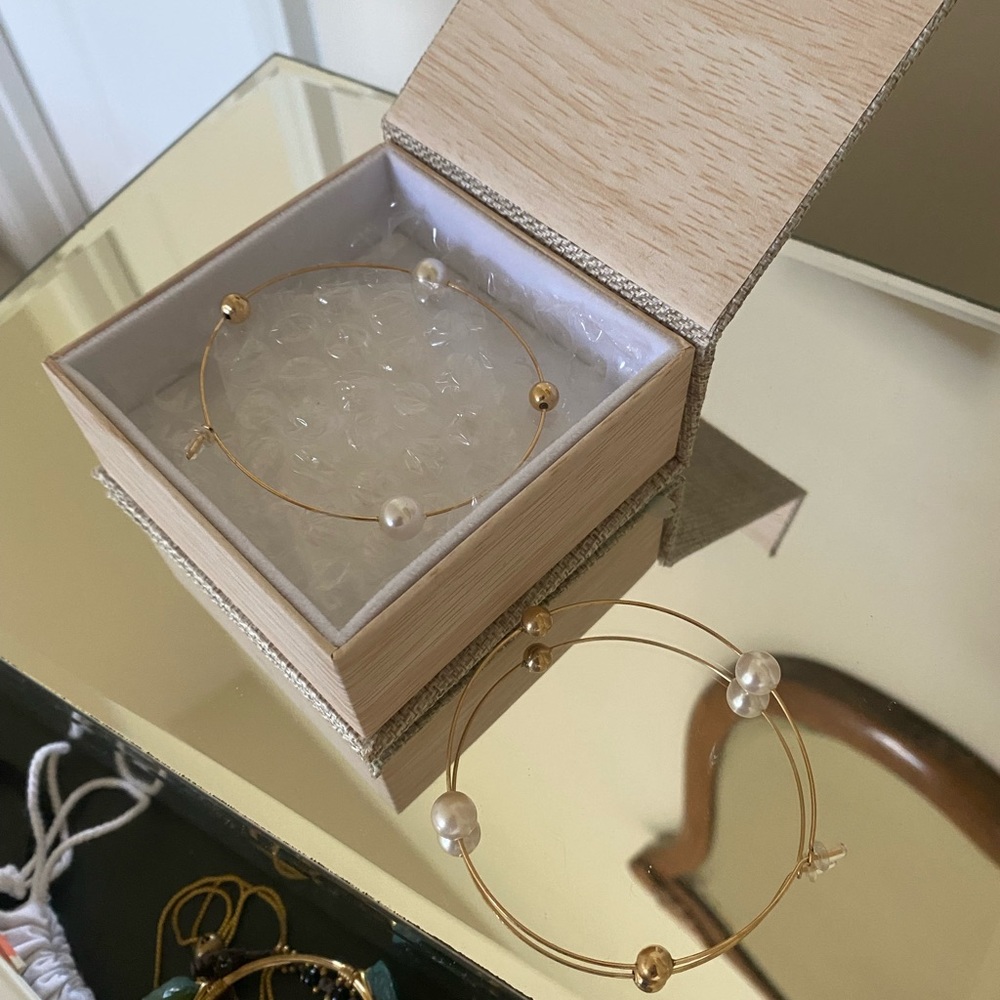 LiliClaspe large pearl hoops - Picture 2 of 2